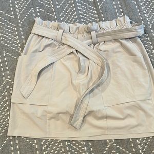 Athleta skort size 6 - cream with mesh liner and belt